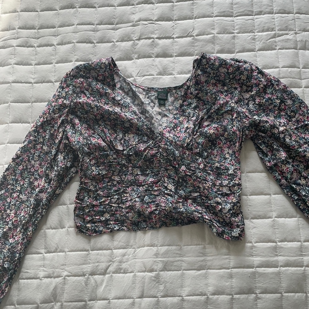 NWOT cropped floral lining sleeve